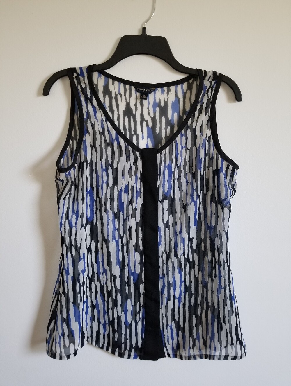 Banana Republic  Black, Blue & White Printed Sleeveless V-Neck Button DownBlouse
